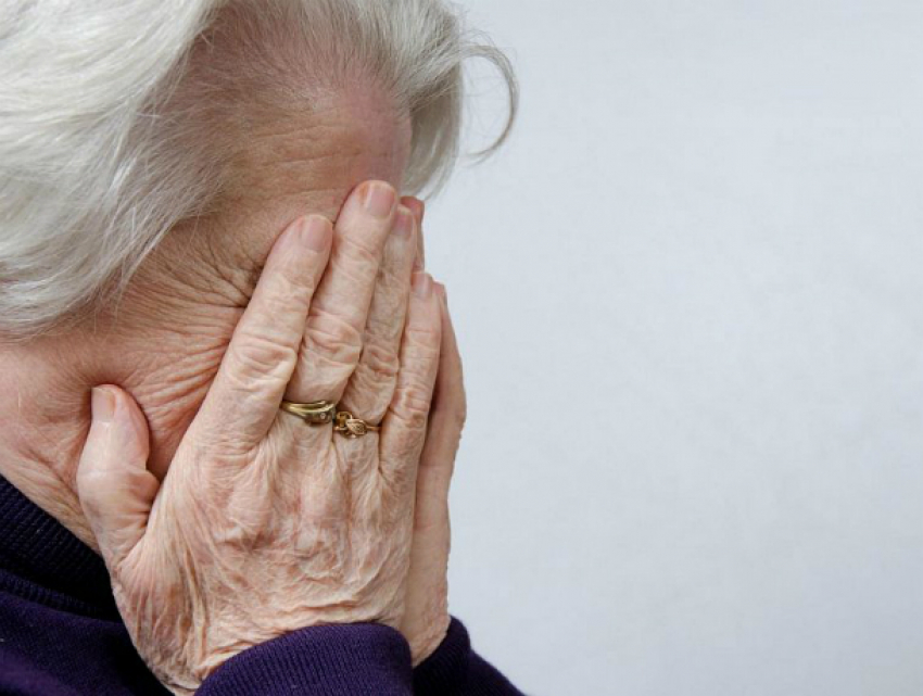 Молодой злоумышленник средь бела дня сдернул цепочку с кулоном с шеи пенсионерки в Ростовской области