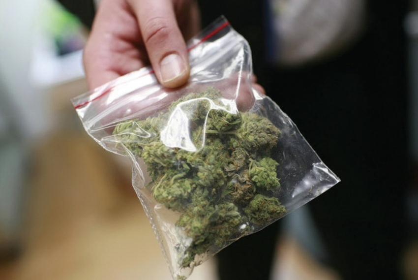 В Белой Калитве у мужчины на улице изъяли 400 граммов марихуаны 