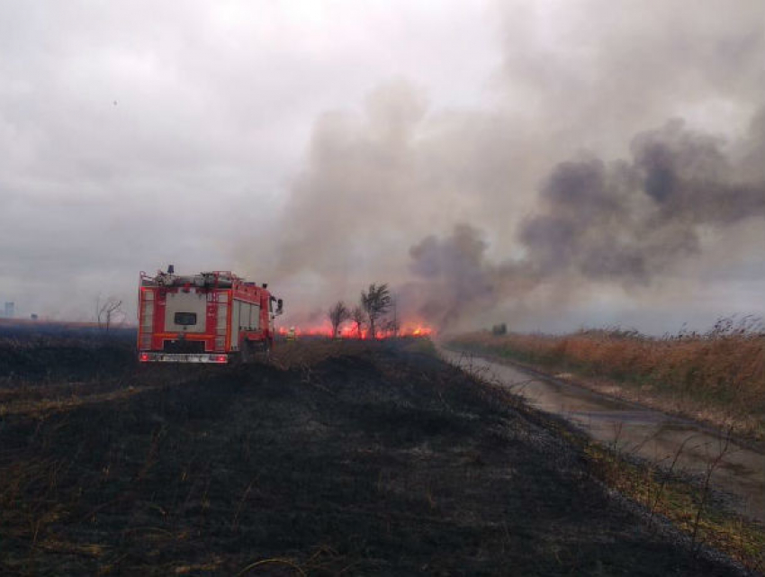 В Ростовской области произошел пожар в районе Соленого озера