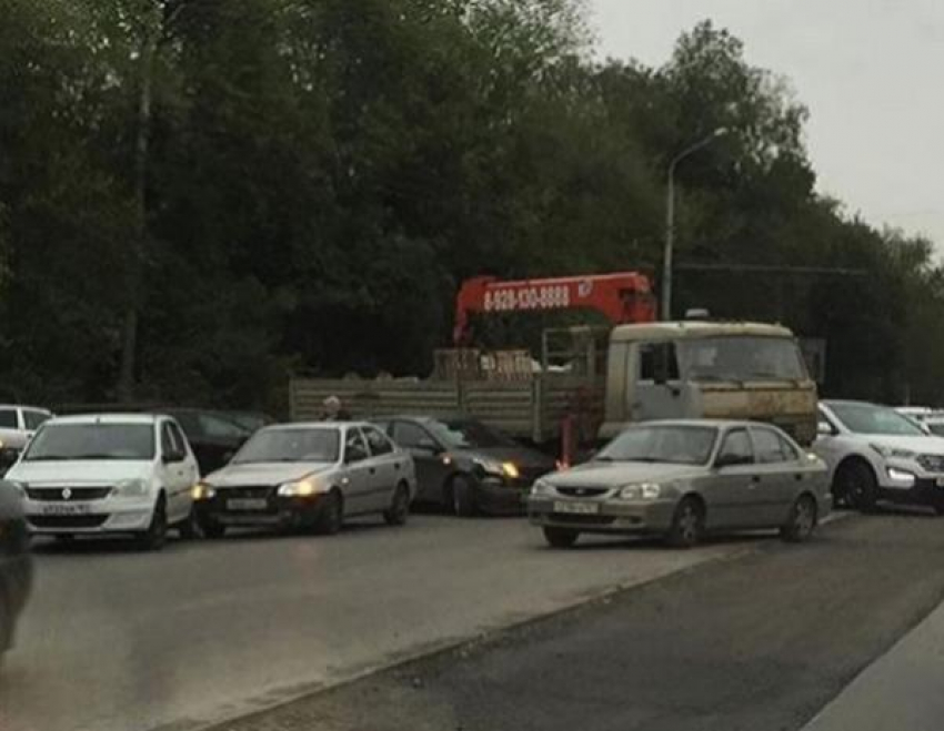 В Ростове КАМАЗ заблокировал движение по Нагибина