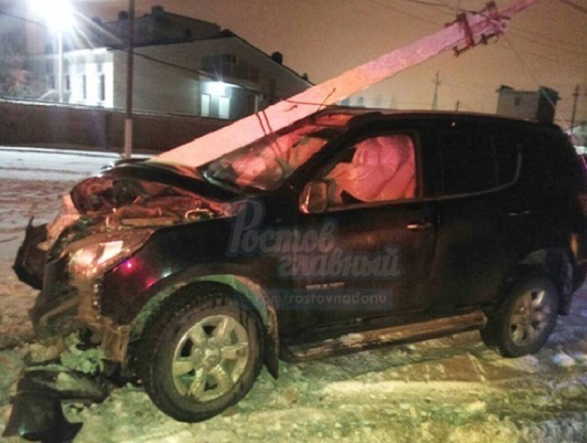 Завуч школы за рулем иномарки совершила ужасный таран столба в Ростовской области