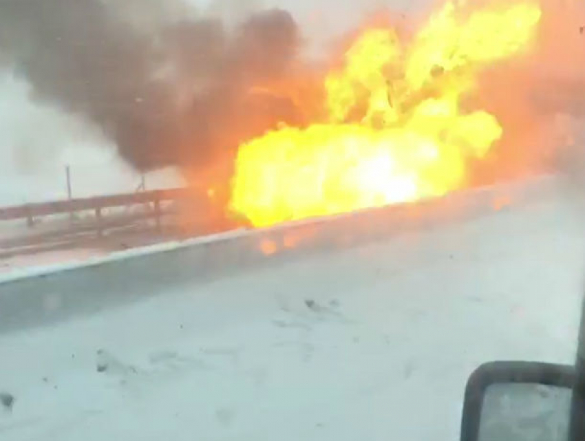 Взорвавшаяся легковушка на трассе под Ростовом чуть не поджарила очевидца на видео