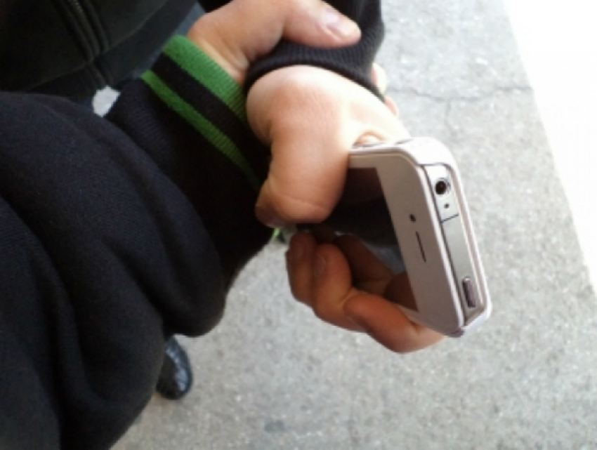 Доверчивого и общительного мужчину оставили без средства связи в одном из жилых дворов Ростова