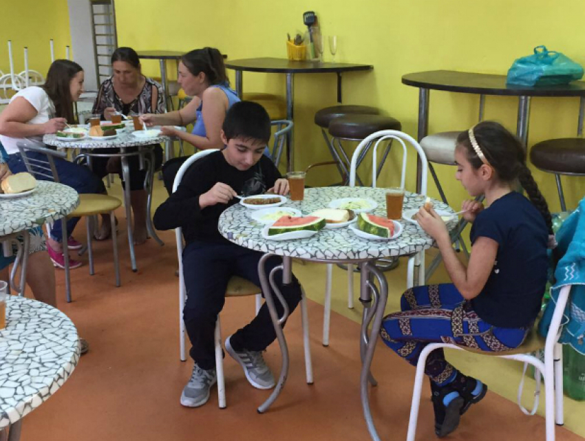 Горячий ужин для погорельцев организовали неравнодушные сотрудники ростовского ресторана