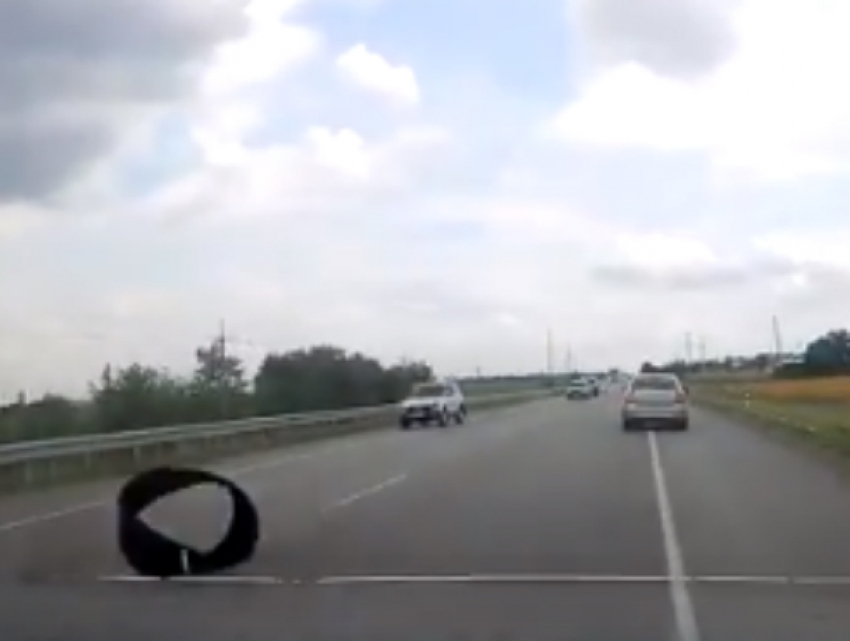 Теряющая запчасти на ходу огромная фура ужаснула ростовского автолюбителя на видео