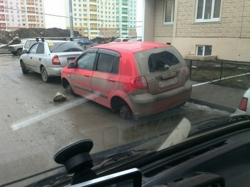 В Ростове на Левенцовке неизвестные сняли колеса с автомобиля «Хендай Гетц»
