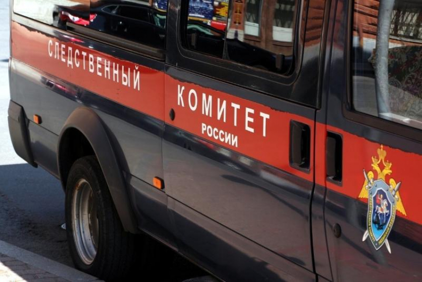Уставший водитель попал в ДТП с опрокидыванием автомобиля в Ростовской области
