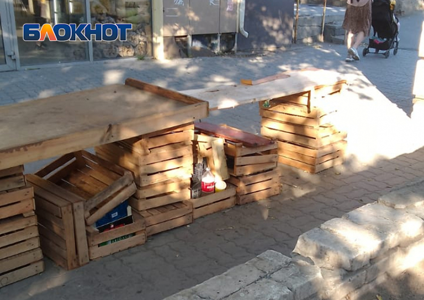 Ростовчанка жалуется на горы мусора и беспорядок около рынка