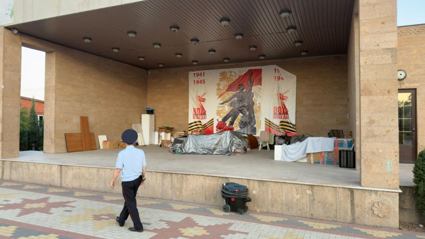 Кормил булочками и просил номера телефонов: на Дону задержали проникшего в парк и пристававшего к детям мужчину