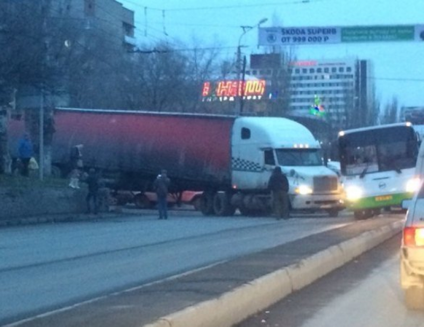  В Ростове фура перегородила дорогу на проспекте Нагибина. Видео