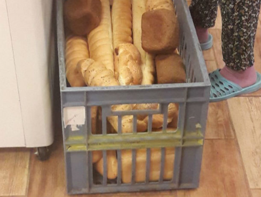 Хлебные батоны на полу в грязном ящике возмутили покупателей в магазине Ростова