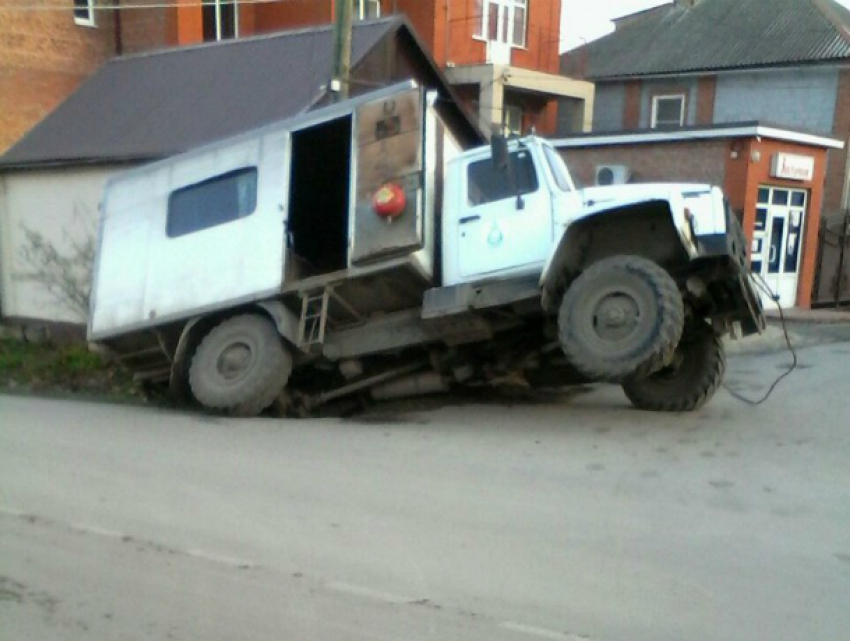 Мстящий за «бесконечные раскопки» асфальт засосал машину «Водоканала» в Ростовской области