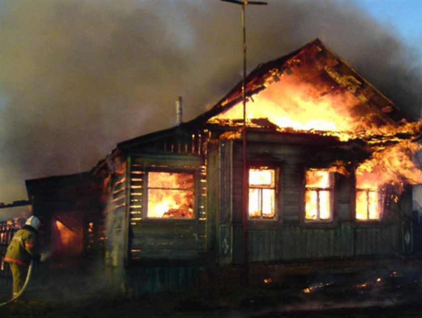 Пытавшаяся приготовить ужин женщина сгорела вместе со своим домом в Ростовской области