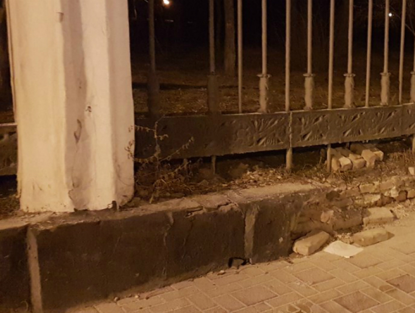 Страшное обрушение стены в центральном парке Ростова возмущенные жители сняли на фото
