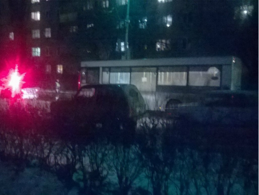 Маршрутка «попала в паутину» обрушившихся на дорогу троллейбусных проводов в Ростовской области