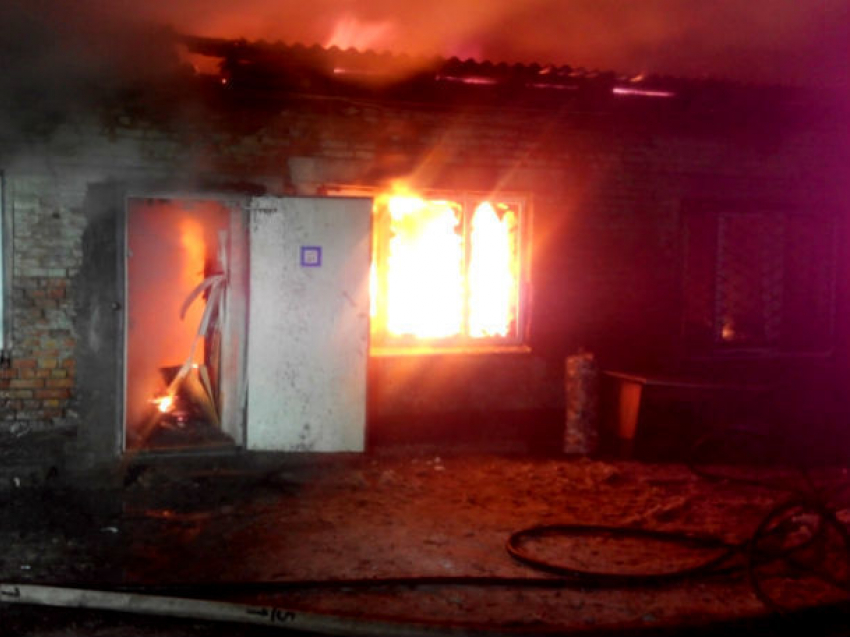 Опубликованы жуткие фото пожара третьей категории сложности на складе пивных бутылок в Ростовской области