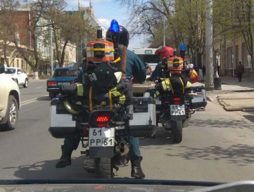 Скромные мотоциклисты в форме МЧС прокатились по Ростову с заклеенными номерами