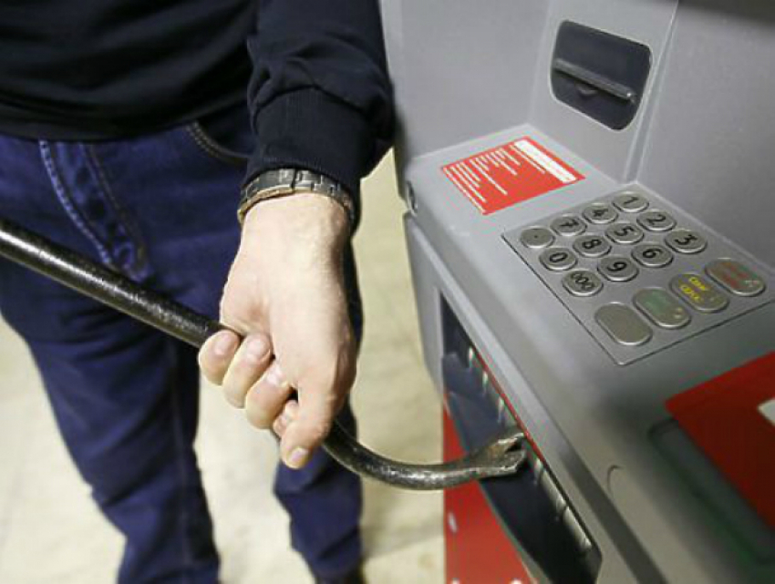 Пытавшегося взломать банкомат в Саратове ростовчанина спустя три дня поймали на грабеже