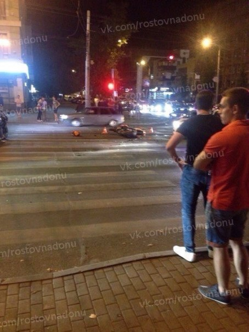 BMW протаранила мотоцикл ночью в центре Ростова