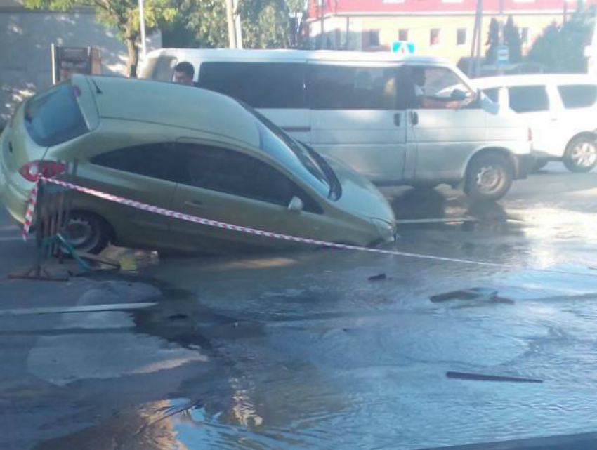 «Отремонтированный» асфальт разверзся и поглотил иномарку с автоледи у светофора в Ростове