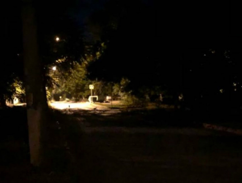 Подпрыгивать от страха на ходу вынуждает кошмарная улица «забытых фонарей» ростовчан