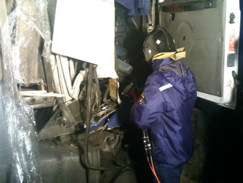 Мужчину вырезали из покореженного грузовика после ДТП с КамАЗом в Ростовской области