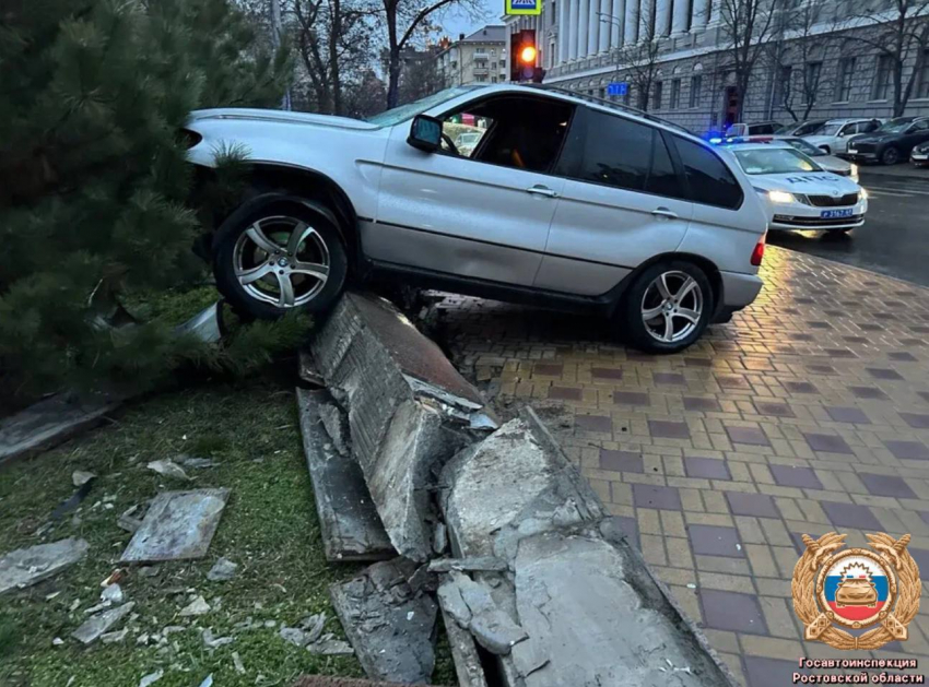 Пьяный водитель на BMW врезался в бетонный блок возле правительства Ростовской области