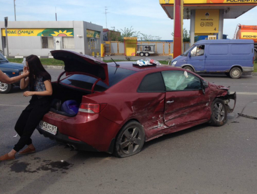 Девушка отделалась мелкими травмами во впечатляющем столкновении автомобилей  в Ростове
