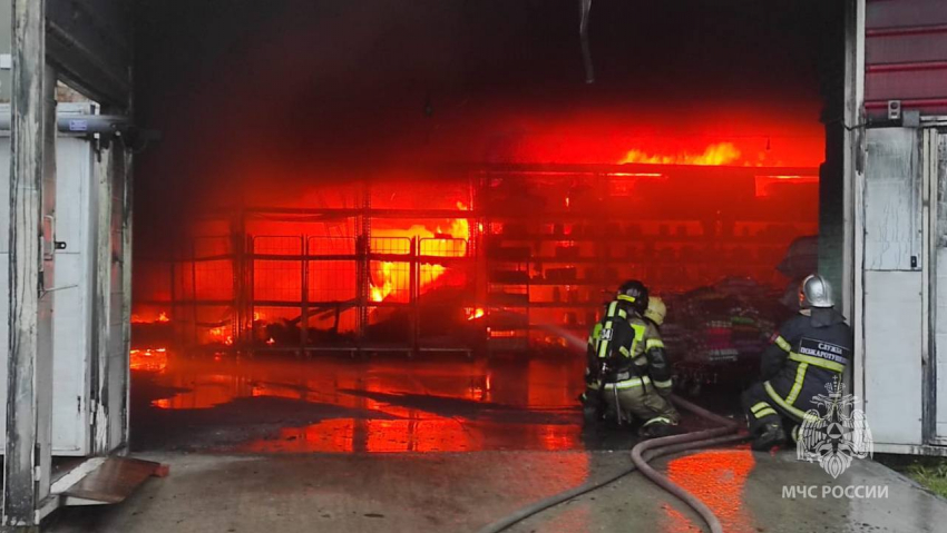 В Ростове ликвидировали возгорание на складе на Вавилова