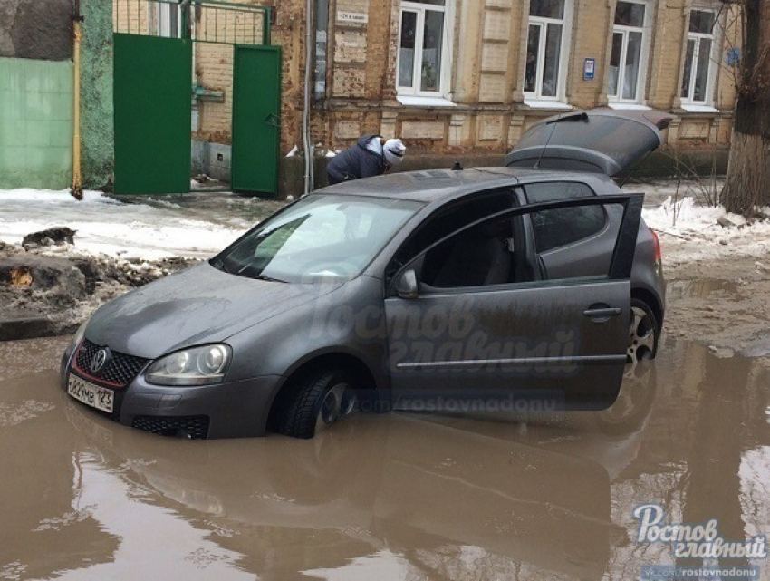 "Утонувшая» в огромной яме иномарка ужаснула ростовские соцсети