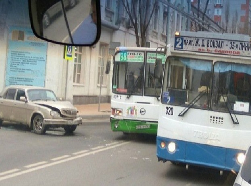 Водитель «Волги» спровоцировал ДТП с троллейбусом и автобусом в Ростове