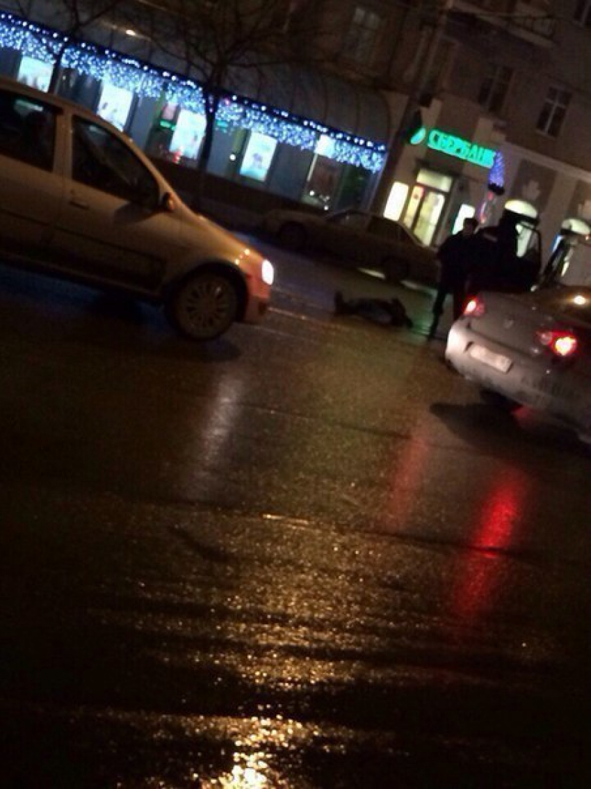 Ростовчанин решил отдохнуть по середине дороги в центре Ростова 