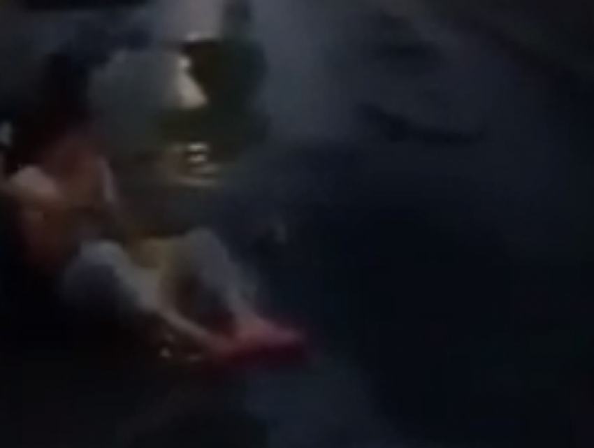 Взявший в заложники женщину на улице Ростова вооруженный наркоман попал на видео