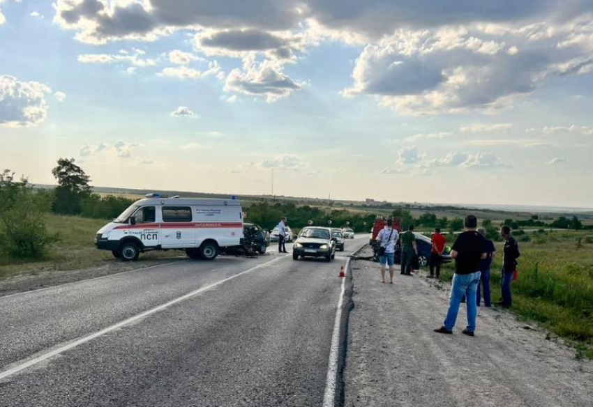 В Ростовской области три человека погибли в лобовом ДТП на трассе