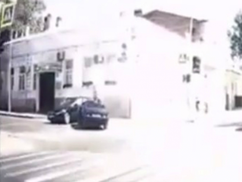 Спешивший забрать ребенка из роддома автолюбитель разбился на крутом повороте Ростова на видео