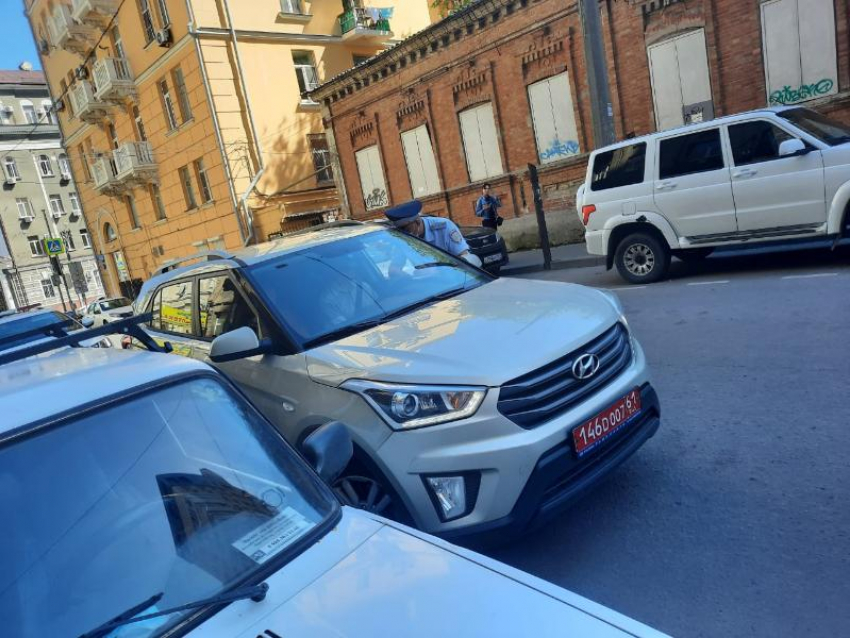 В Ростове консул украинского посольства катался в наглухо затонированной машине