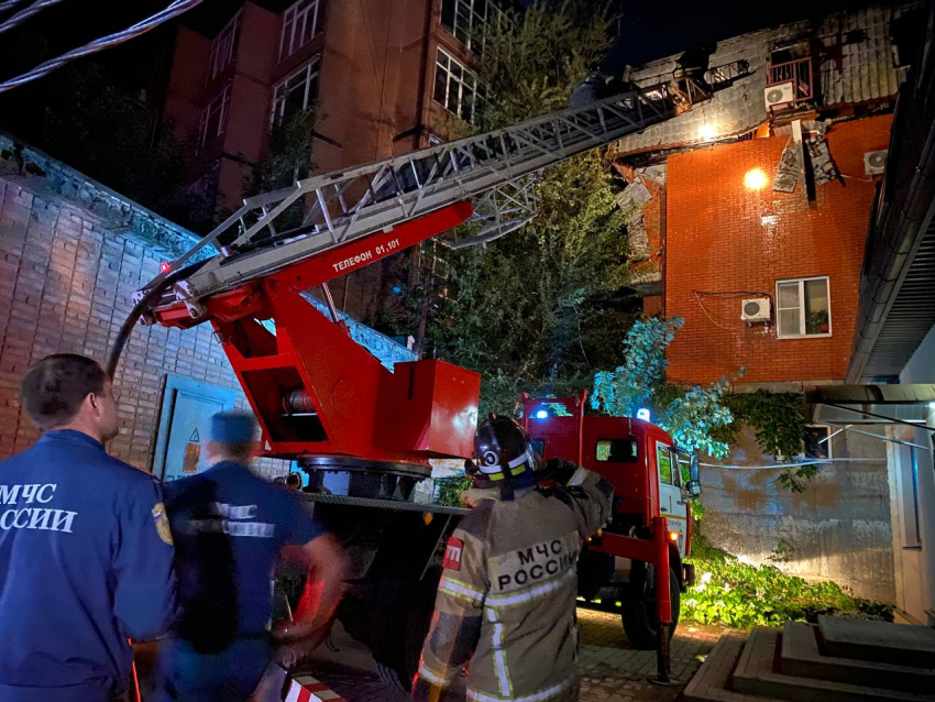 Двух человек спасли из горящего трехэтажного дома в Ростове