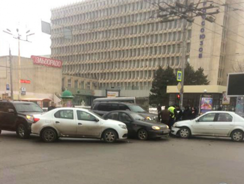 Пять иномарок пострадали в массовом ДТП в центре Ростова