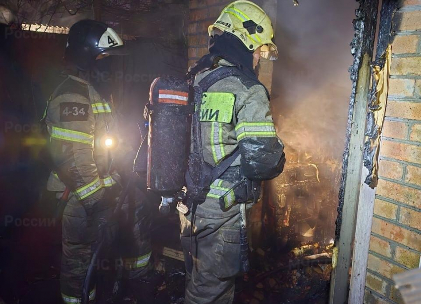 При пожаре в частном доме в Ростове погибли два человека 