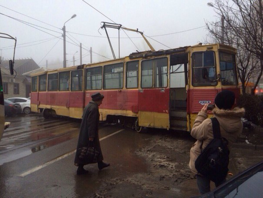 В Ростове спецтехника отбуксирует трамвай, ставший причиной ДТП 