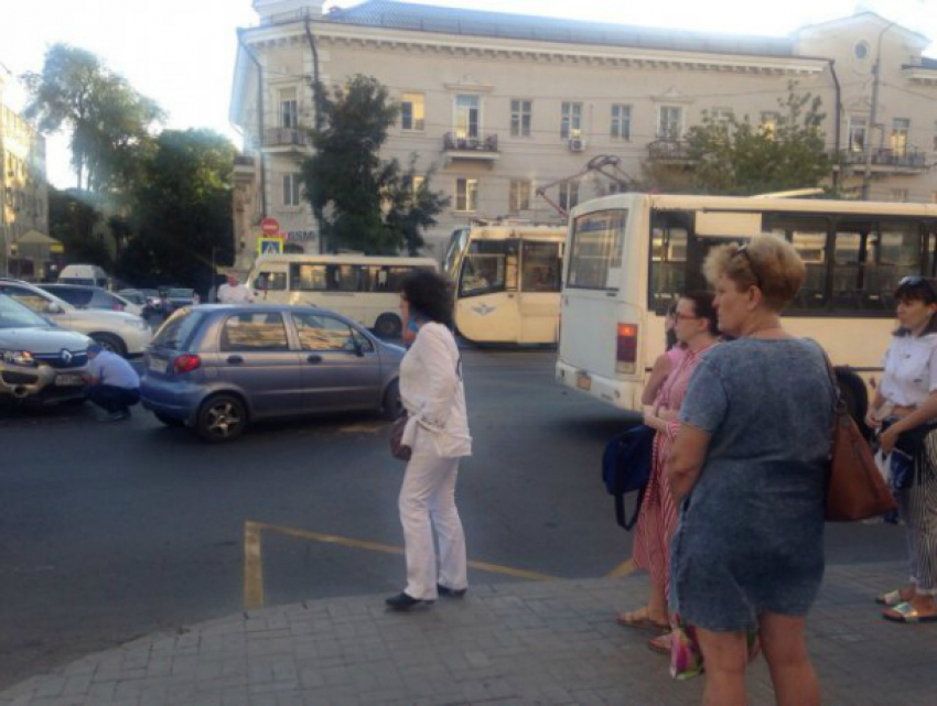 Водитель внедорожника протаранил автобус с пассажирами в центре Ростова