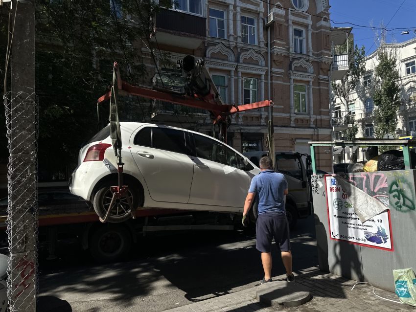 «Дорогу мусоровозу»: в Ростове начали борьбу с запаркованными контейнерными площадками