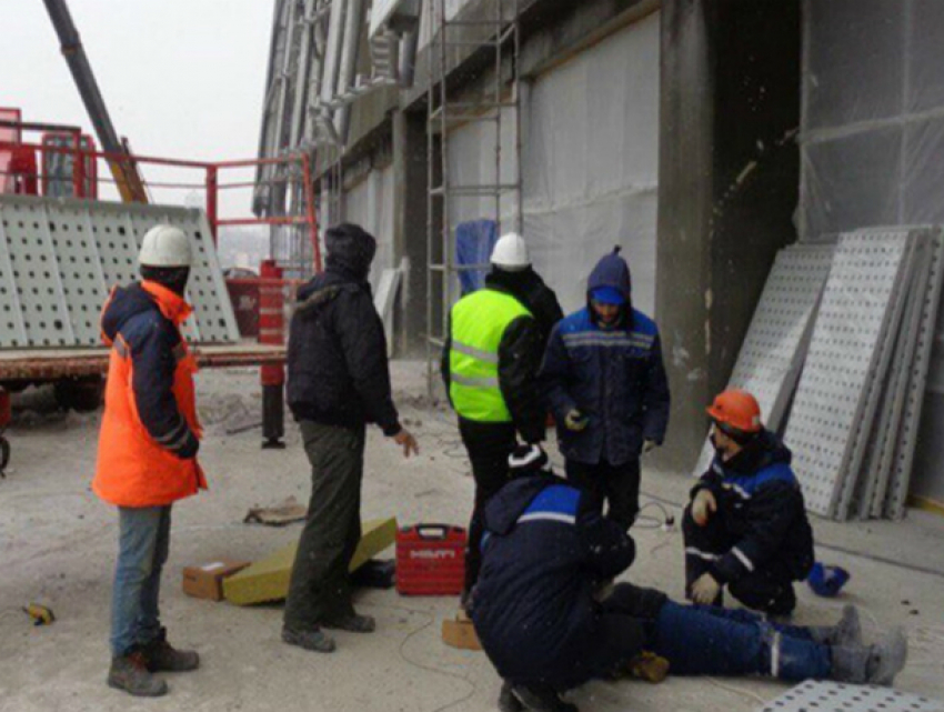 Молодой рабочий погиб под упавшим настилом на стройке стадиона «Ростов-Арена»