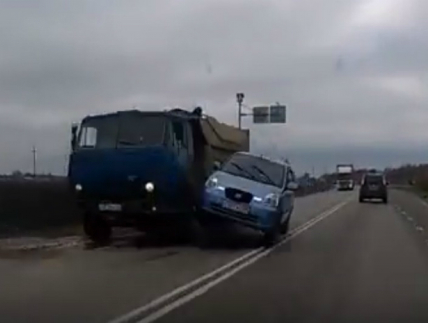 Опасное сближение «торопливой» иномарки с грузовиком на трассе под Ростовом испугало автомобилистов на видео