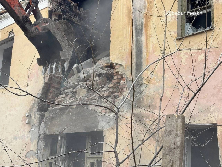 Аварийный дом на Ларина в Ростове начали сносить 