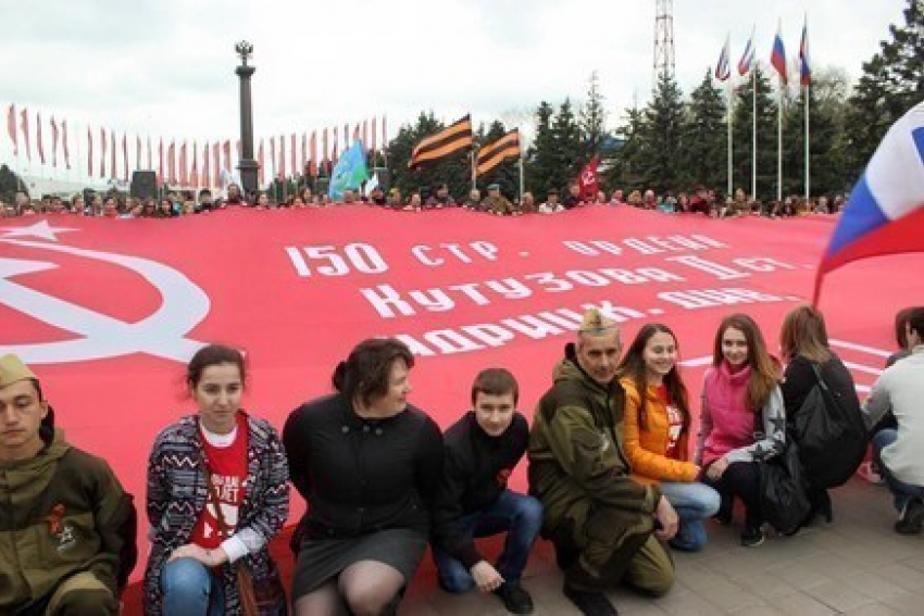 Знамя Победы  50 на 25 метров развернули на Театральной площади 