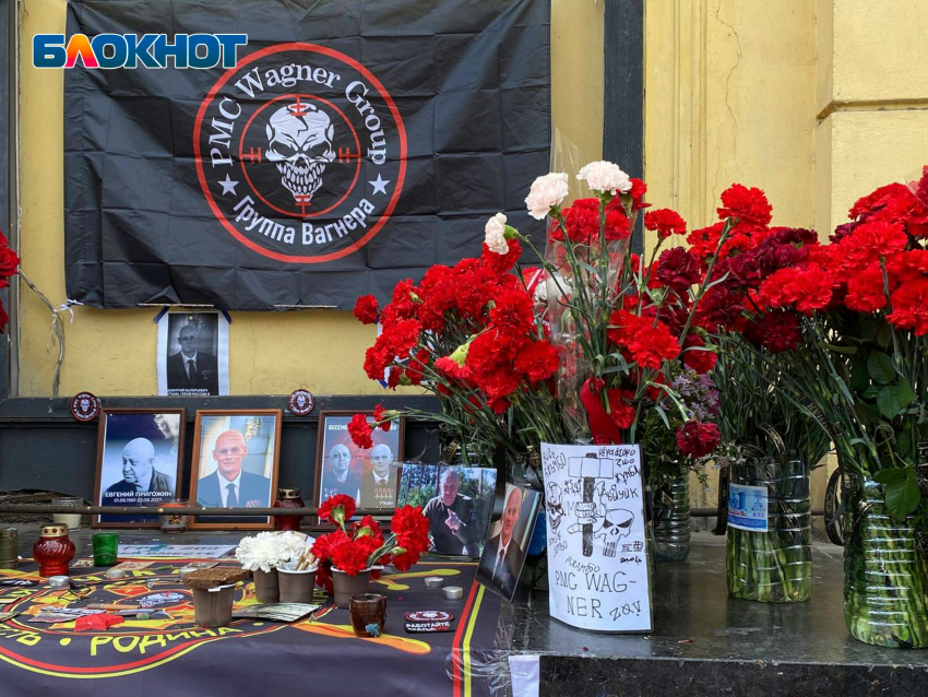 На 40-й день после гибели Пригожина мемориал на фасаде ростовского цирка утопает в цветах