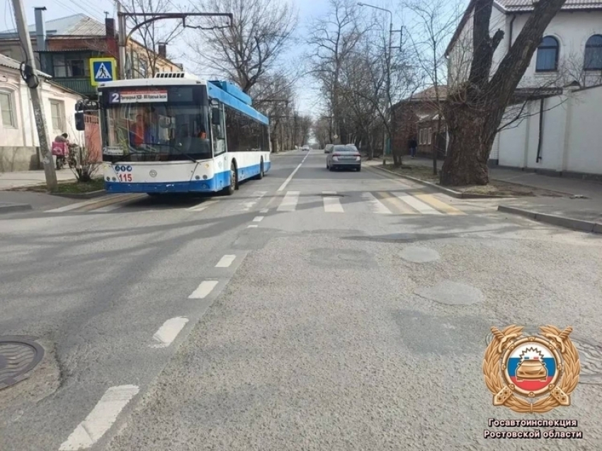 Под колёса троллейбуса угодила 17-летняя девушка на Комсомольской в Ростове