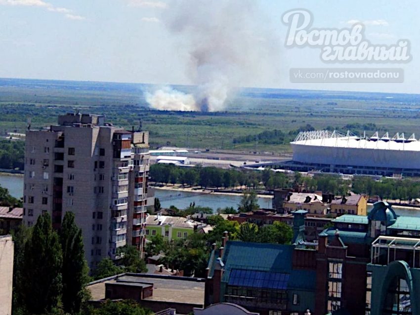 В Ростове горит левый берег Дона