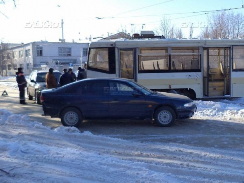 В Новочеркасске сошедший с рельсов трамвай снес две машины
